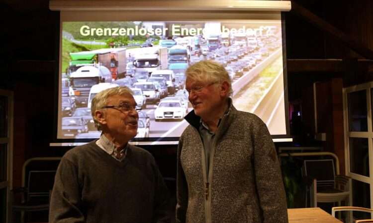 Klaus Stoevesnadt (links) berichtete in Erzählcafé des Netzwerkes Leopoldshöhe über seine Erkenntnisse der Energiegewinnung in der Natur. Detev Gadow hatte ihn eingeladen. Foto: Thomas Dohna