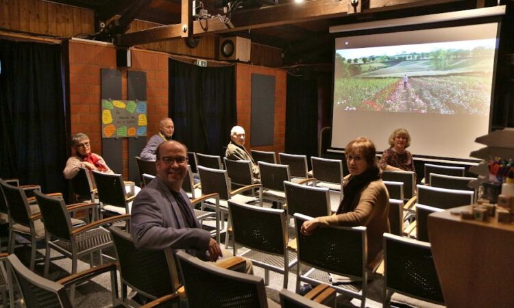 Das Team von Leos Kino hat sich zur Hörprobe im Zuschauerraum verteilt. Von links: Uli Aaltonen, Ingo Knabenreich, Ulrich Schumann, Jürgen Lüking, Poni Lüking und Ulrike Linsmeier. Foto: Thomas Dohna