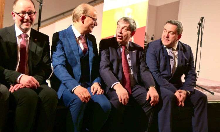 Landesverbandsvorsteher Jörg Düning-Gast, Landtagspräsident André Kuper, Historiker Hans Walter Hütter und Landrad Axel Lehmann (von links) waren die Redner beim Neujahrsempfang. Foto: Thomas Dohna