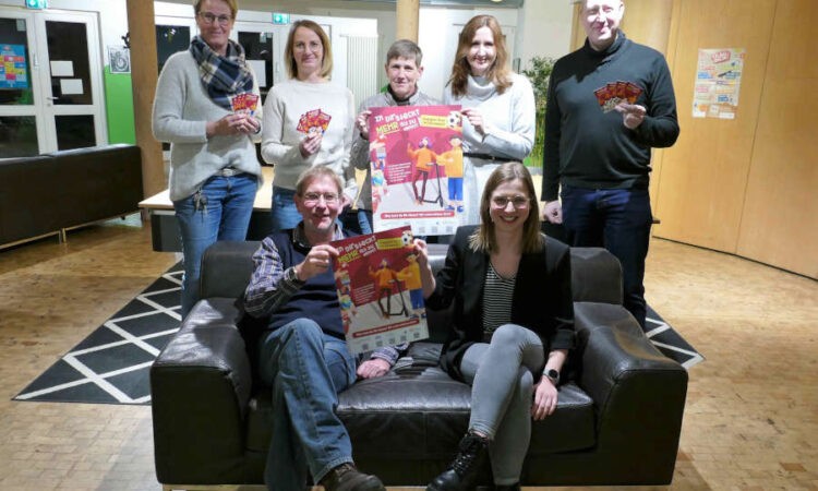 Präsentieren den lippischen Jugendschutzkalender 2023 (hintere Reihe von links): Heike Strate-Espei (Stadt Lage), Arnika Mango (Stadt Bad Salzuflen), Elke Kieweg (Stadt Lage), Christine von Borries (Stadt Bad Salzuflen), Ulrich Dubbert (Stadt Detmold) und (vordere Reihe von links) Ekkehardt Loch (Kreis Lippe), Natalie Wittmann (Stadt Lemgo). Foto: Kreis Lippe