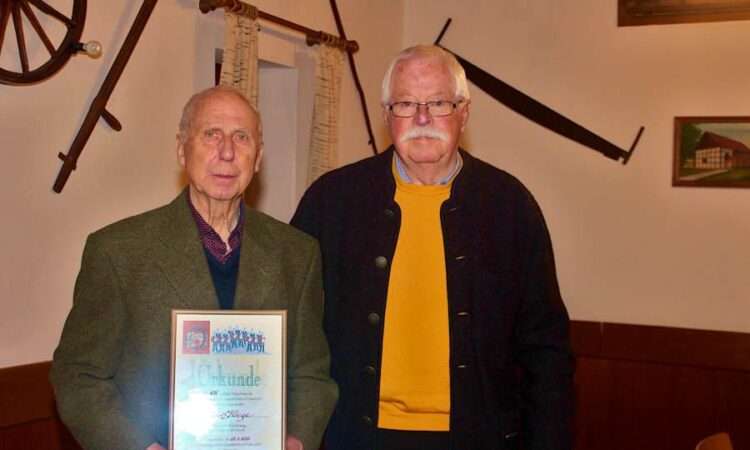 Heinz Fliege (links) ist seit 65 Jahren Mitglied im Männergesangverein Leopoldshöhe. Dessen Vorsitzender Klaus-Walter Genett gratulierte. Foto: Christine Reuner