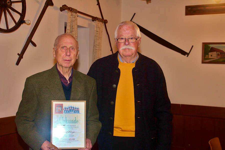 Heinz Fliege (links) ist seit 65 Jahren Mitglied im Männergesangverein Leopoldshöhe. Dessen Vorsitzender Klaus-Walter Genett gratulierte. Foto: Christine Reuner