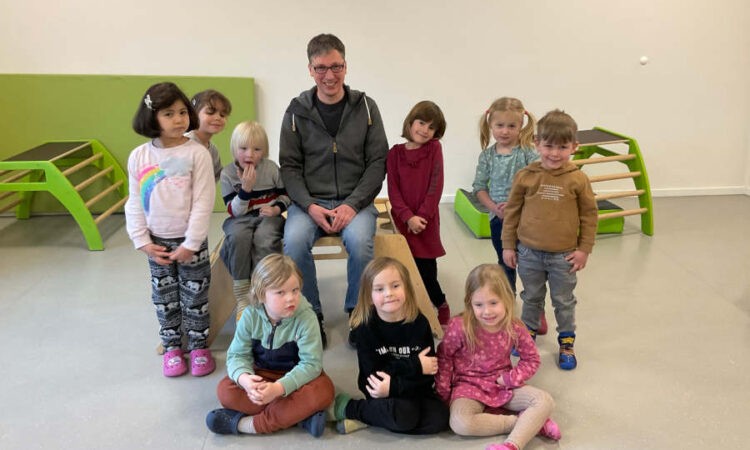 Bürgermeister Martin Hoffmann war zu Besuch bei den indern in der Kita am Eselsbach. Foto: Privat