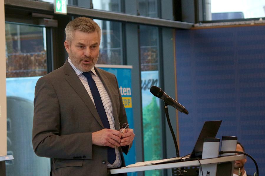 Bürgermeister Dirk Becker erinnerte an die Belastungen durch die Corona-Pandemie. Foto: Thomas Dohna