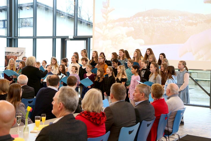 Der Chor der Heinz-Sielmann-Schule sang zur Einstimmung drei nachdenklich machende Lieder. Foto: Thomas Dohna