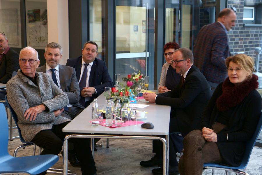 Der Ehrenvorsitzende der FDP Oerlinghausen/Leopoldshöhe Lothar Jaehn (von links), Bürgermeister Dirk Becker, Landrat Axel Lehmann, die stellvertretende Vorsitzende der FDP Viola Brüntrup, der Vorsteher des Landesverbandes Lippe Jörg Düning-Gast und die Gründungsdekanin der Medizinischen Fakultät der Universität Bielefeld Claudia Hornberg hören zu. Foto: Thomas Dohna