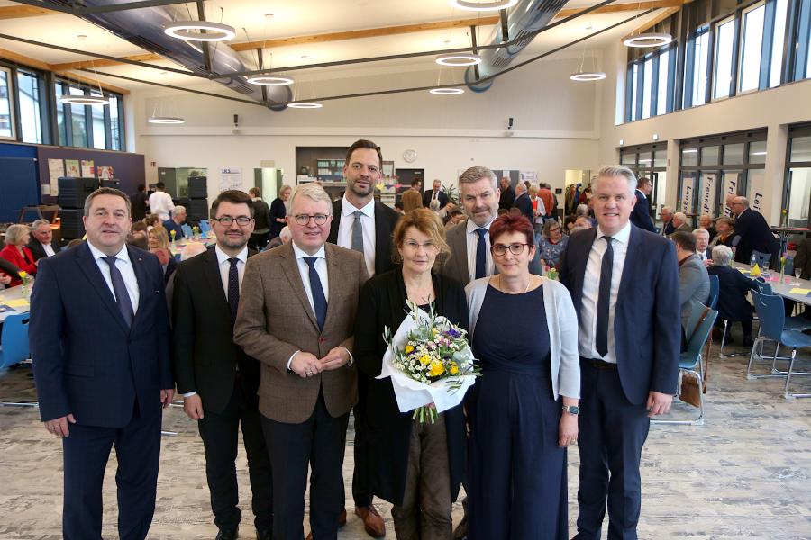 Landrat Axel Lehmann, die Bundestagsabgeordneten Christian Sautter und Frank Schäffler, der Landtagsabgeordnete Marc Lübke, Gründungsdekanin Claudia Hornberg, Bürgermeister Dirk Becker, die stellvertretende Stadtverbandsvorsitzende Viola Brüntrup und der Stadtverbandvositzende Tobias Jaehn haben sich zum Gruppenfoto aufgestellt. Foto: Thomas Dohna