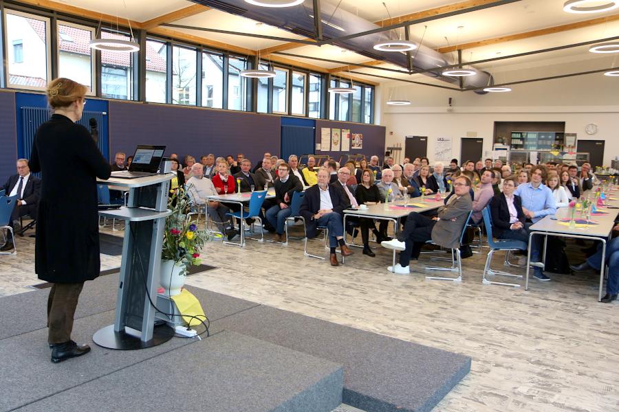 Die Tische waren beim ersten Neujahrsempfang der FDP Oerlinghausen/Leopoldshöhe seit zwei Jahren gut besetzt. Foto: Thomas Dohna