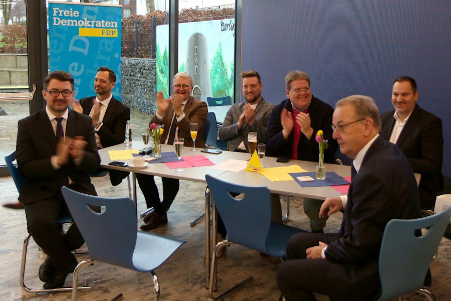 Der Bundestagsabgeordnete Christian Sautter (von links), der Landtagsabgeordnete Marc Lübke, die Bundestagsabgeordneten Frank Scheffler und Jens Teutrine, der Bürgermeister von Stemwede Kai Abruszat, der FDP-Fraktionsvorsitzende im Oerlinghauser Stadtrat Peter Meier und der Kreisvorsitzende der FDP Carsten Möller sitzen als FDP-Prominenz zusammen. Foto: Thomas Dohna