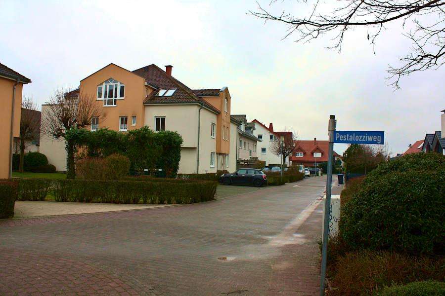 Die Häuser an der Pestalozzistraße und an der Jahnstraße werden wie fast alle in diesem Quartier vor allem mit Erdgas beheizt. Bis 2045 sollen fossile Energieträger durch andere ersetzt werden. Die Gemeinde denkt über ein Nahwärmenetz nach. Foto: Thomas Dohna
