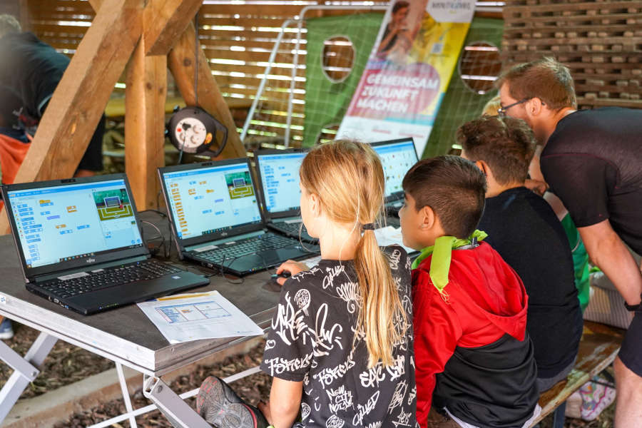 Kinder und Jugendliche lernen gemeinsam die Programmiersprache „Scratch“ kennen. Foto: zdi-Zentrum Lippe.MINT.