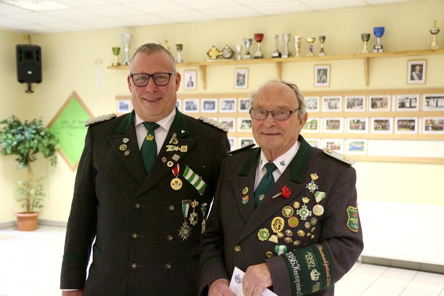 Leopold Loidl (rechts) kam als junger Mann aus Wien nach Ostwestfalen-Lippe und nach Nienhagen. Vor 50 Jahren trat er dem Schützenverein Nienhagen bei. Sein Sohn Alexander Loidl zeichnetet Ihn für 50 Jahre Mitgliedschaft aus. Foto: Thomas Dohna