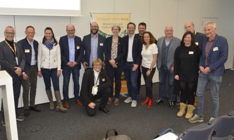 Die Mitglieder des Königswinterer Kreises mit den Referentinnen und Referenten der Fachveranstaltung auf der CMT in Stuttgart