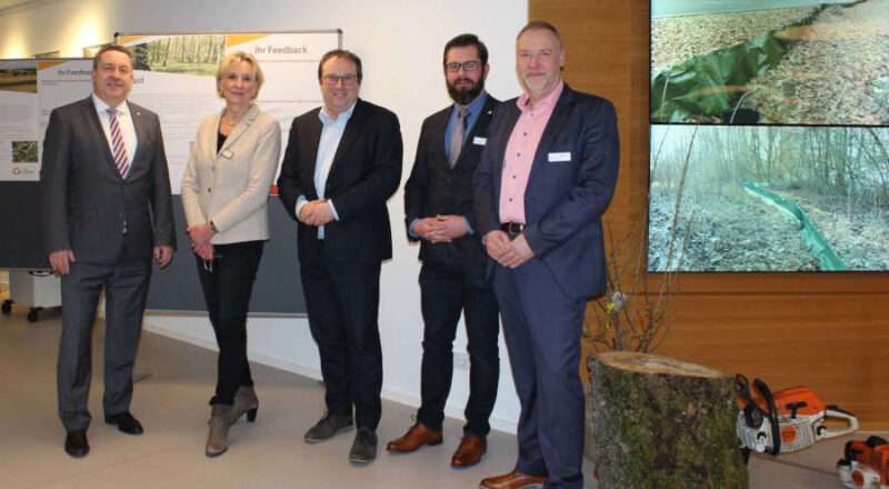 Landrat Dr. Axel Lehmann; Verwaltungsvorständin Dr. Ute Röder; Oliver Krischer, Minister für Umwelt, Naturschutz und Verkehr des Landes NRW; Leiter der Unteren Naturschutzbehörde des Kreises Lippe Daniel Telaar und Olrik Meyer, Fachbereichsleiter für Umwelt, nachhaltige Entwicklung und Mobilität des Kreises Lippe freuen sich über den gelungenen Auftakt der 2. Lippischen Artenschutzkonferenz im Kreishaus. Foto: Kreis Lippe