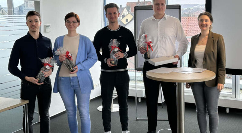 Das Gewinnerteam: Die Studierenden Finn Biermann, Helena Schmidt, Jan-Kristof Deppe und Robin Rose ( von links) überzeugten mit der "Steckolade GmbH" die Jury (stellvertretend auf dem Foto Fabienne Vößing-Weighardt) und gewannen den BWL Award 2023. Foto: Wirtschaftsjunioren Lippe