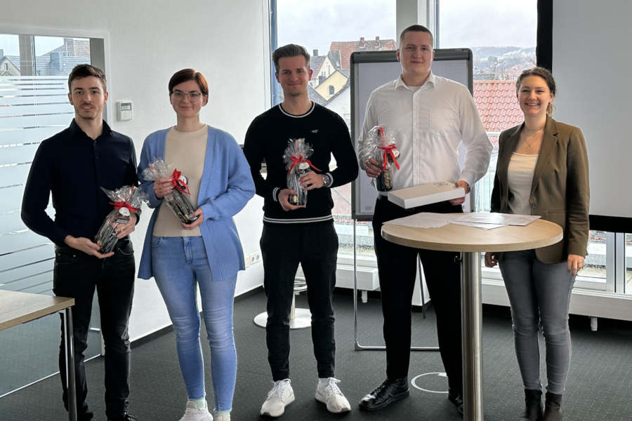 Das Gewinnerteam: Die Studierenden Finn Biermann, Helena Schmidt, Jan-Kristof Deppe und Robin Rose ( von links) überzeugten mit der "Steckolade GmbH" die Jury (stellvertretend auf dem Foto Fabienne Vößing-Weighardt) und gewannen den BWL Award 2023. Foto: Wirtschaftsjunioren Lippe