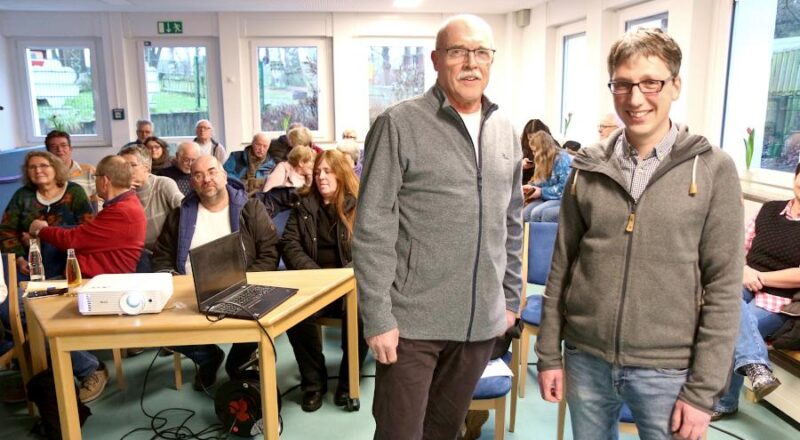 Fritz Brokbarthold, Sprecher der Dorfgemeinschaft Greste, und Bürgermeister Martin Hoffmann haben sich vor dem ersten Dorfgespräch in der Turnhalle der Kindertagesstätte Greste fürs Foto aufgestellt. Foto: Thomas Dohna