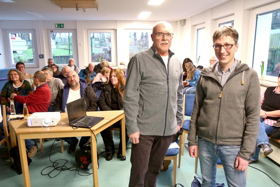 Fritz Brokbarthold, Sprecher der Dorfgemeinschaft Greste, und Bürgermeister Martin Hoffmann haben sich vor dem ersten Dorfgespräch in der Turnhalle der Kindertagesstätte Greste fürs Foto aufgestellt. Foto: Thomas Dohna