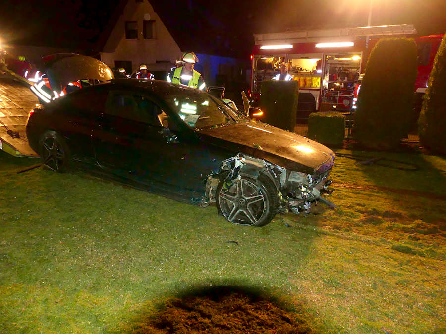 Es hieß, das Auto sei an einen Hauswand geschleudert, was nach Angaben der Feuerwehr nicht der Fall war. Den Fahrer hatten Ersthelfer befreit. Foto: Freiwillige Feuerwehr Leopoldshöhe