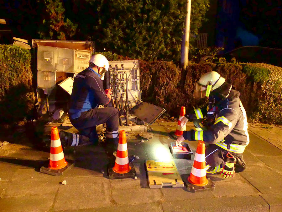 Bei dem Unfall auf der Hauptstraße hatte das Auto einen Stromverteilerkasten zerstört. Foto: Freiwillige Feuerwehr Leopoldshöhe