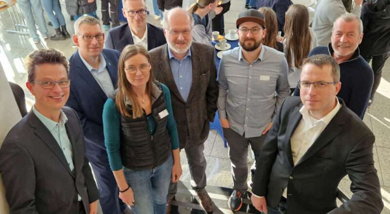 Die Organisatoren und Jurymitglieder freuen sich über die hervorragende Resonanz: (v.l.n.r) Matthias Carl (IHK Lippe) Frank Meyer zur Heide (DeTec GmbH), Gabriele Paßgang (Effizienz-Agentur NRW), Arne Potthoff (IHK Ostwestfalen), Dr. Peter Jahns (Effizienz-Agentur NRW), Christoph Grauting (Wirtschaftsjunioren Lippe), Thomas Becker (Sparkasse Paderborn-Detmold) und Klaus Meyer (Energie Impuls OWL) Foto: IHK Lippe