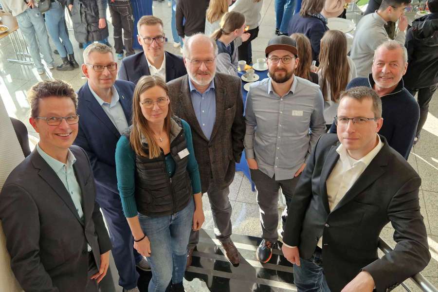 Die Organisatoren und Jurymitglieder freuen sich über die hervorragende Resonanz: (v.l.n.r) Matthias Carl (IHK Lippe) Frank Meyer zur Heide (DeTec GmbH), Gabriele Paßgang (Effizienz-Agentur NRW), Arne Potthoff (IHK Ostwestfalen), Dr. Peter Jahns (Effizienz-Agentur NRW), Christoph Grauting (Wirtschaftsjunioren Lippe), Thomas Becker (Sparkasse Paderborn-Detmold) und Klaus Meyer (Energie Impuls OWL) Foto: IHK Lippe