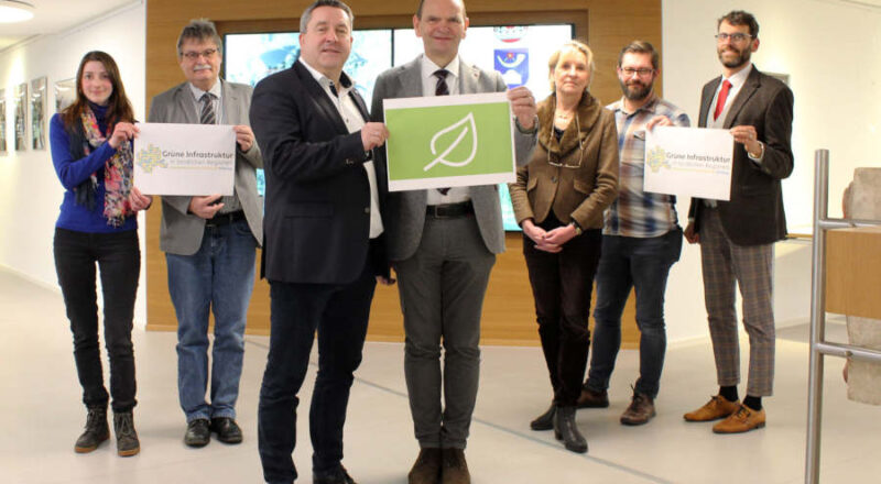 Foto (Copyright: Kreis Lippe): Alissa Schäffner, Hochschule Osnabrück; Bernd Milde, Landschaftsverband Westfalen-Lippe; Dr. Axel Lehmann, Landrat des Kreises Lippe; Prof. Dr. Jürgen Krahl, Präsident der TH OWL; Dr. Ute Röder, Verwaltungsvorständin des Kreises Lippe; Daniel Telaar, Leiter der unteren Naturschutzbehörde des Kreises Lippe und Prof. Dr. Boris Stemmer, Fachbereich Landschaftsarchitektur und Umweltplanung TH OWL freuen sich über die gelungene Zusammenarbeit.