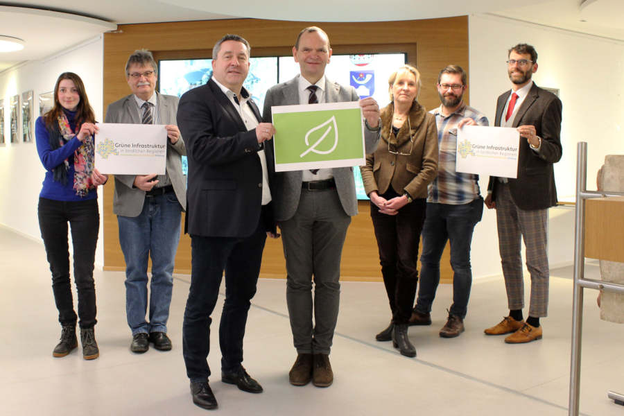 Foto (Copyright: Kreis Lippe): Alissa Schäffner, Hochschule Osnabrück; Bernd Milde, Landschaftsverband Westfalen-Lippe; Dr. Axel Lehmann, Landrat des Kreises Lippe; Prof. Dr. Jürgen Krahl, Präsident der TH OWL; Dr. Ute Röder, Verwaltungsvorständin des Kreises Lippe; Daniel Telaar, Leiter der unteren Naturschutzbehörde des Kreises Lippe und Prof. Dr. Boris Stemmer, Fachbereich Landschaftsarchitektur und Umweltplanung TH OWL freuen sich über die gelungene Zusammenarbeit.