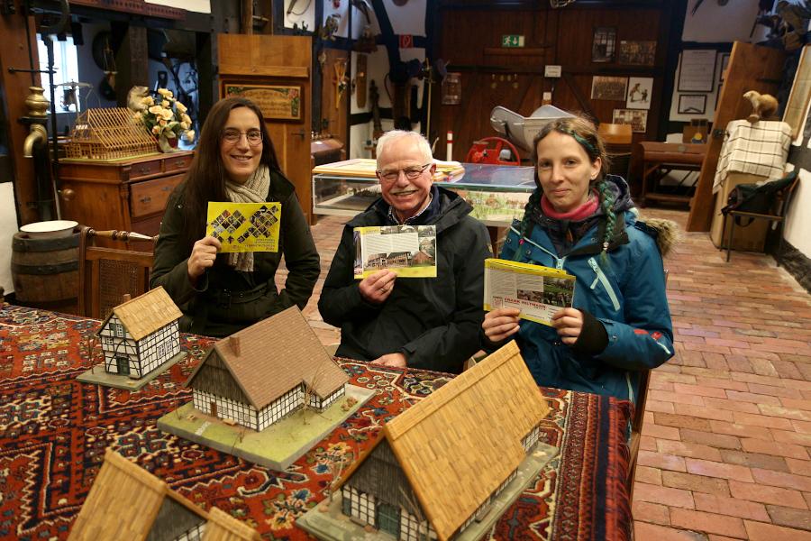 Kerstin Koppmann (links), Helmut Depping und Pia Völkers stellen im Heimatmuseum auf dem Heimathof den Veranstaltungskalender 2023 des Heimatvereins vor. Foto: Thomas Dohna