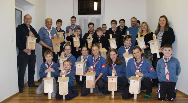 50 Nistkästen bringen die jungen Pfadfinderinnen und Pfadfinder im Wald an. Darüber freuen sich die Erwachsenen (von links): Betreuer Wulf Härtel; Dr. med. Dirk Härtel, Leiter der Pfadfinder; Martin Hausmann, Leiter des Projektes bei der Lebenshilfe; Barbara Milde, Geschäftsführerin der Lebenshilfe und Nicole Plugge, Leiterin des Ehrenamtsbüro beim Kreis Lippe.