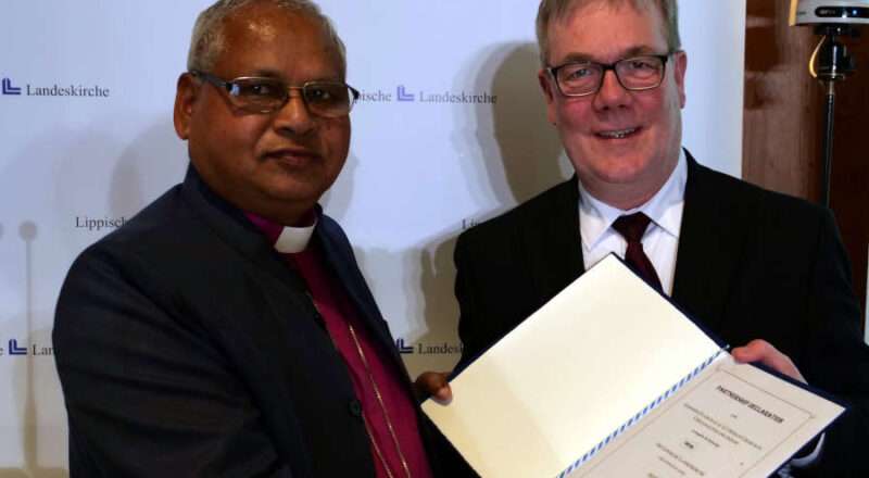 Austausch von Partnerschaftserklärungen: Johan Dang und Dietmar Arends. (v.l.) Foto: Lippische Landeskirche