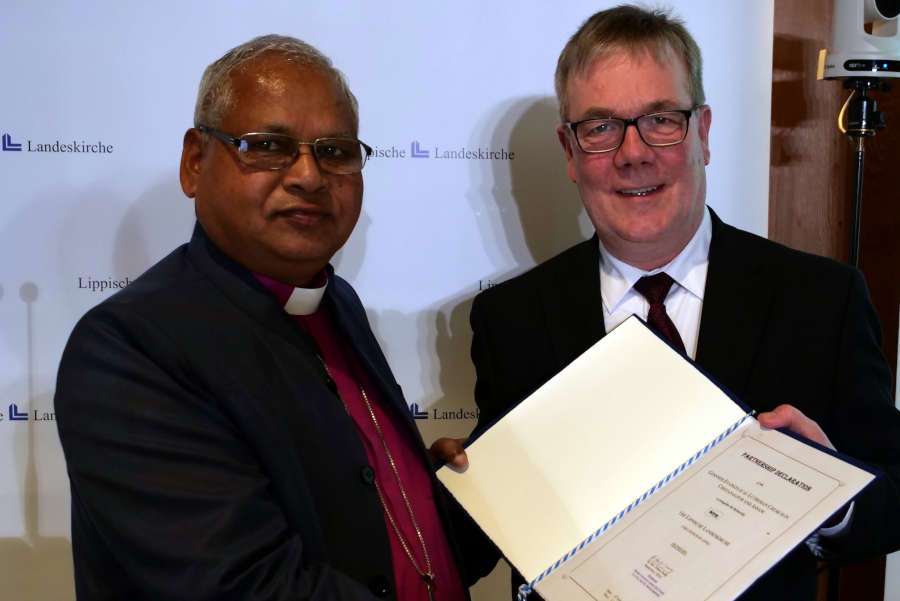 Austausch von Partnerschaftserklärungen: Johan Dang und Dietmar Arends. (v.l.) Foto: Lippische Landeskirche