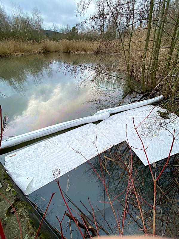 Auf einem Regenrückhaltebecken hatte sich ein Ölfilmgebildet. Die Feuerwehr brachte einen Ölschlengel und Ölfließ aus, mit dem das Öl gebunden werden kann. Foto: Freiwillige Feuerwehr Leopoldshöhe