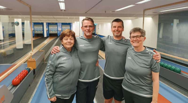 Die dritte Mannschaft siegte in Bielefeld: Monika Schulze, Matthias Fordkord, Kai Kriens und Martina Lammert (von links) freuen sich über den Erfolg. Foto: Privat