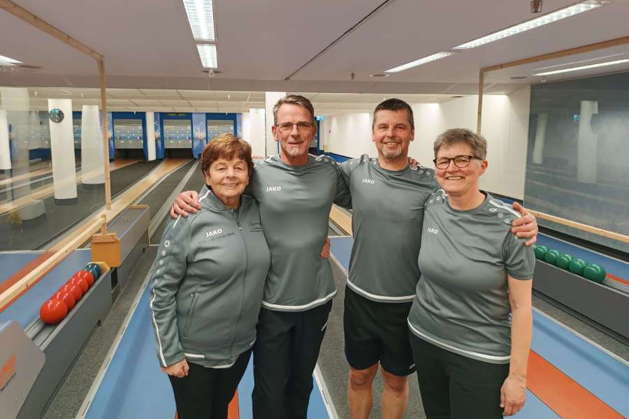 Die dritte Mannschaft siegte in Bielefeld: Monika Schulze, Matthias Fordkord, Kai Kriens und Martina Lammert (von links) freuen sich über den Erfolg. Foto: Privat