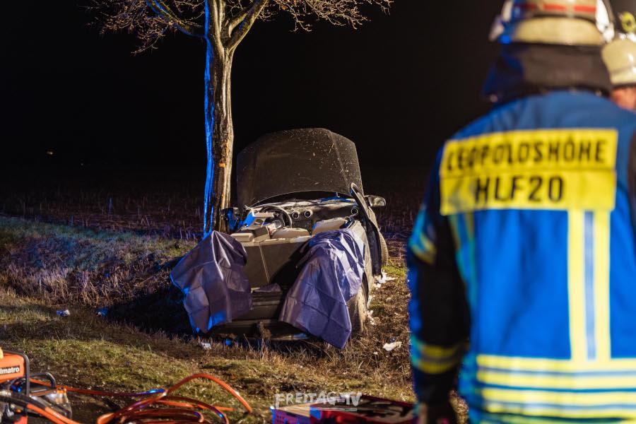 Die ehrenamtlichen Kräfte der Feuerwehr entfernten das Dach, um eine schonende Rettung zu ermöglichen. Foto: Freitag TV