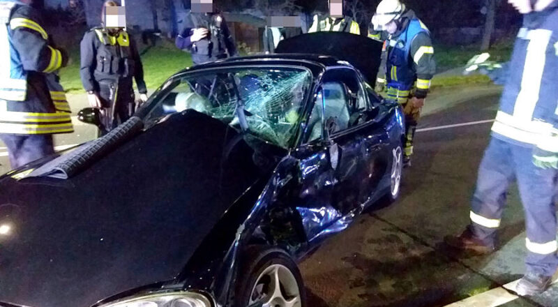 Dieses Mazda wird von der Polizei als Totalschaden gewertet. Das Auto fuhr ein 18-Jähriger, der die Vorfahrt eines Anderen missachtete. Foto: Freiwillige Feuerwehr Leopoldshöhe