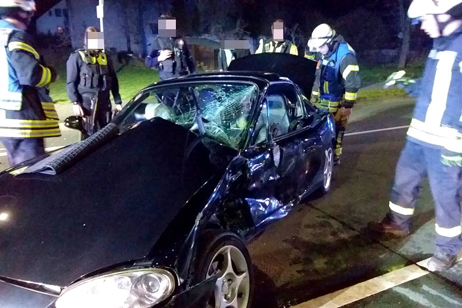 Dieses Mazda wird von der Polizei als Totalschaden gewertet. Das Auto fuhr ein 18-Jähriger, der die Vorfahrt eines Anderen missachtete. Foto: Freiwillige Feuerwehr Leopoldshöhe