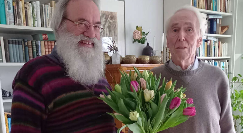 Uwe Wiemann (links) überreicht Wolf-Dieter Schmelter 30 Tulpen für 30 Jahre Engagement. Foto: Lippische Landeskirche