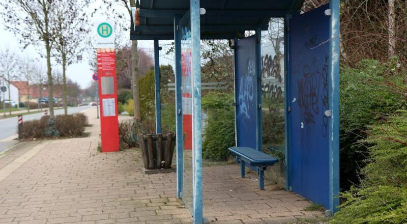 Das Wartehäuschen an der Haltestelle Askampstraße war eines der Ziele der Randalierer. Foto: Thomas Dohna