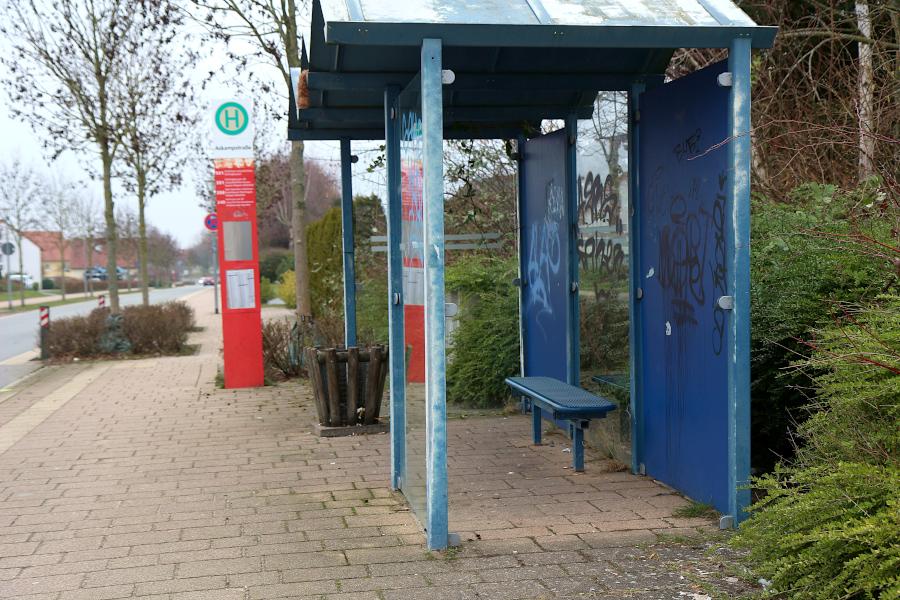 Das Wartehäuschen an der Haltestelle Askampstraße war eines der Ziele der Randalierer. Foto: Thomas Dohna