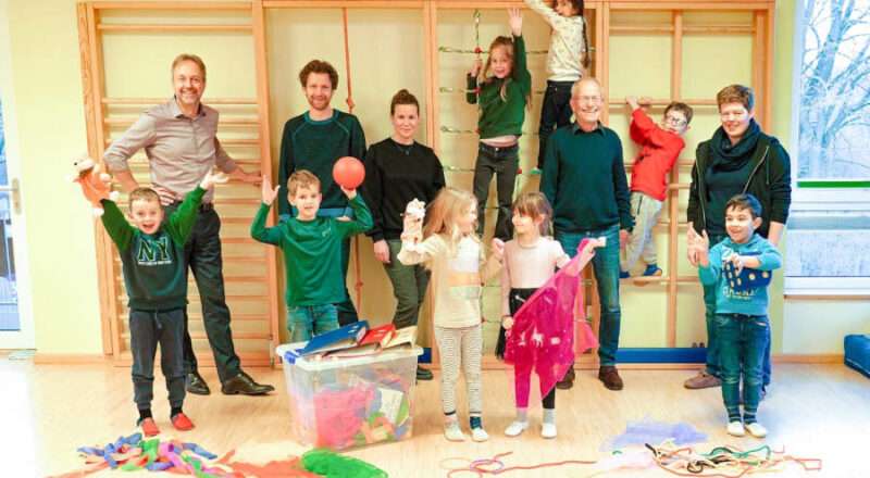 Die Kinder der Kita Pippi Langstrumpf in Detmold freuen sich über den Besuch von Fiete Fuchs. Mit ihnen freuen sich Markus Rempe (Fachdienstleiter Bildung Kreis Lippe), Max Beuys (Geschäftsführung KSB), Anika Rabe (Teamleitung regionales Bildungsnetzwerk des Kreises Lippe), Friedhelm Böger (Präsident KSB) und Sonja Radtke (stellvertretende Leitung Kita Pippi Langstrumpf) (v.l.).