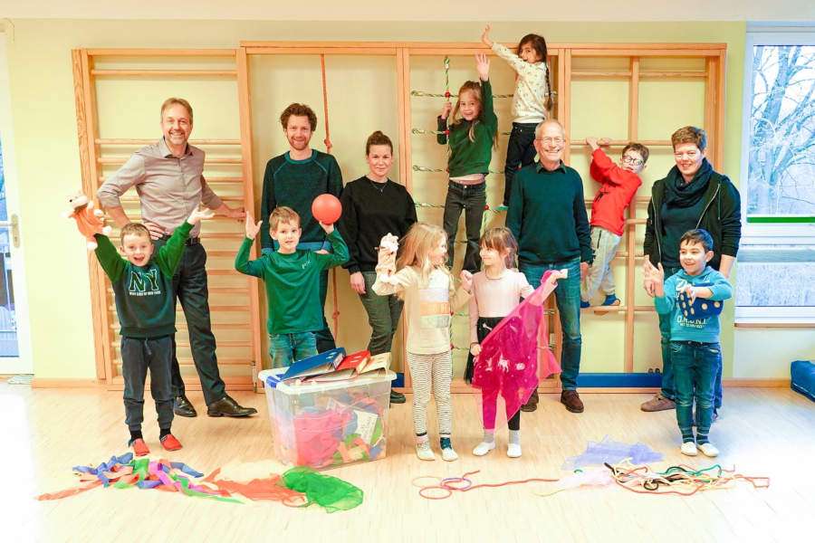 Die Kinder der Kita Pippi Langstrumpf in Detmold freuen sich über den Besuch von Fiete Fuchs. Mit ihnen freuen sich Markus Rempe (Fachdienstleiter Bildung Kreis Lippe), Max Beuys (Geschäftsführung KSB), Anika Rabe (Teamleitung regionales Bildungsnetzwerk des Kreises Lippe), Friedhelm Böger (Präsident KSB) und Sonja Radtke (stellvertretende Leitung Kita Pippi Langstrumpf) (v.l.).