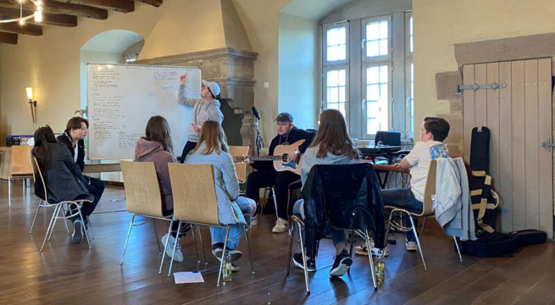 Der Auftakt des Songwriting-Workshop im Rittersaal der Burg Sternberg im Jahr 2022. Foto: Kulturstellwerk Nordlippe