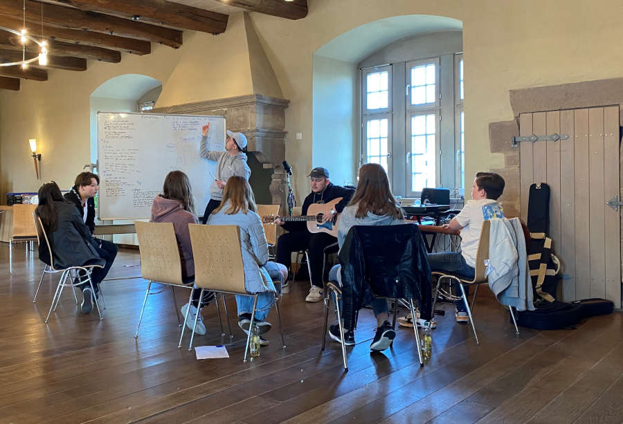 Der Auftakt des Songwriting-Workshop im Rittersaal der Burg Sternberg im Jahr 2022. Foto: Kulturstellwerk Nordlippe