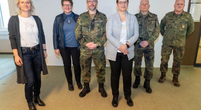 Zur Beiratssitzung kamen im Kreishaus zusammen (von links) Claudia Holzkämper (Fachbereichsleiterin Soziales und Integration), Dr. A. Heinrike Heil (Geschäftsführerin Stiftung Standortsicherung), Oberstabsfeldwebel Oliver Mann, Sabine Beine (Vorständin III des Kreises Lippe), Oberst André Hastenrath, Oberstleutnant der Reserve Adrian Korf. Foto: Kreis Lippe