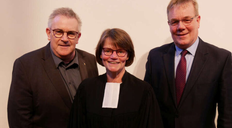 Verabschiedung von Pfarrerin Brigitte Fenner aus der Frauenarbeit. Mit Kirchenrat Tobias Treseler, Pfarrerin Brigitte Fenner und Landessuperintendent Dietmar Arends (von links). Foto: Lippische Landeskirche