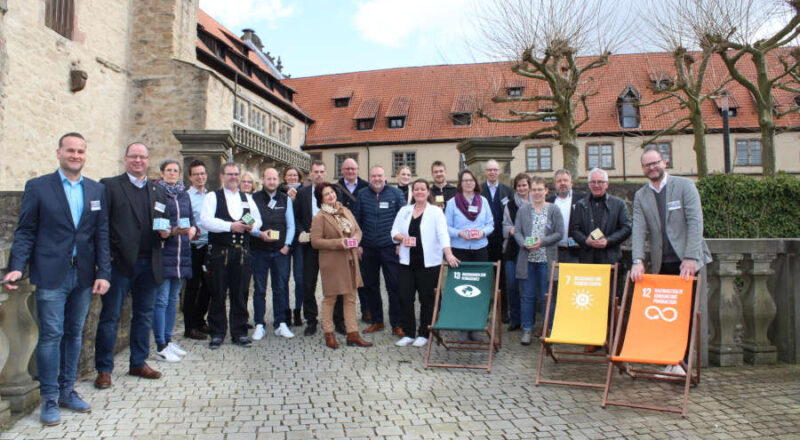 Auf dem Schloss Brake starteten die diesjährigen Teilnehmenden in die Ökoprofit-Runde. Zusammen mit Kreis-Mitarbeitenden, die das Projekt koordinieren, und den Kooperationspartnern fanden ein Auftakt mit Begrüßung und anschließend ein erster Workshop statt. Foto: Kreis Lippe