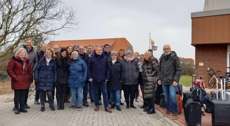 Gute Laune und gute Gespräche: Mitglieder des Kreisbildungsausschusses und der Verwaltung vor dem Inselquartier des Kreises Lippe auf Norderney.