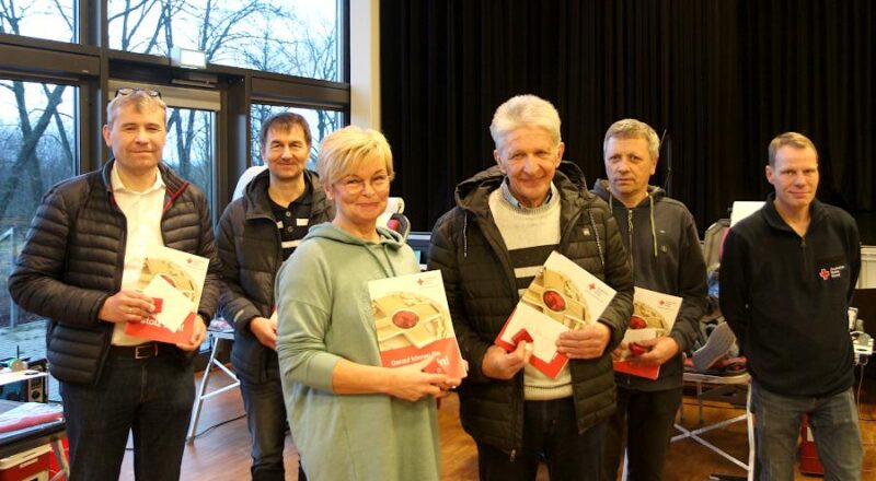 Ulrich Windolph, Reinhard Frey, Sabine Bastert, Hans Georg Böttcher und Günter Andretzky (von links) haben bis zu 75 Mal Blut gespendet. Oliver Bürger vom DRK (rechts) zeichnete sie dafür aus. Foto: Thomas Dohna